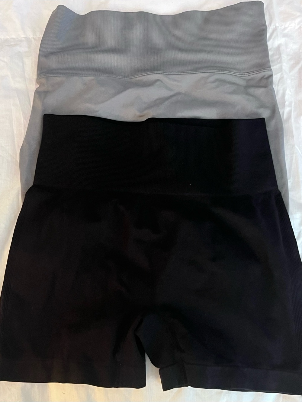 2️⃣ Seamless High-Waist Athletic Shorts - Black & Gray